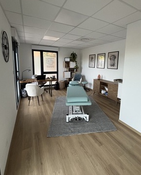 Vue intérieure du cabinet ostéopathie de Théo Rychlinski situé à Peynier spécialisé pour les nourrissons, enfants, adultes, séniors, femmes enceintes et sportifs