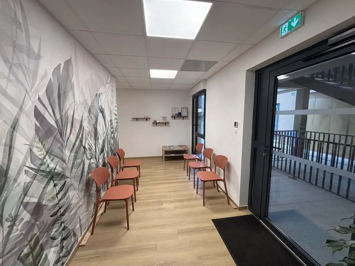 salle attente confortable et relaxante du cabinet ostéopathie peynier Theo Rychlinski