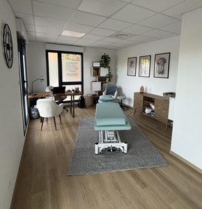 Vue intérieure du cabinet ostéopathie de Théo Rychlinski situé à Peynier spécialisé pour les nourrissons, enfants, adultes, séniors, femmes enceintes et sportifs